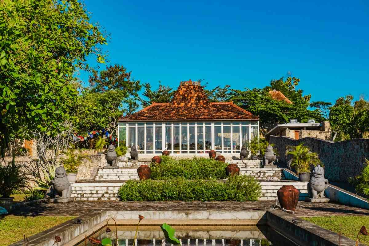 Lamp House merupakan bangunan dalam kompleks Biara Indonesia Tuṣita Vivaraṇācaraṇa Vijayāśraya
